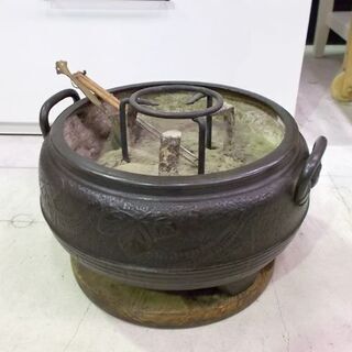 ◇火鉢 幅42cm 耳付き 鉄製 台座 灰付き 五徳 火箸 丸火鉢 火あぶり 蔵出し