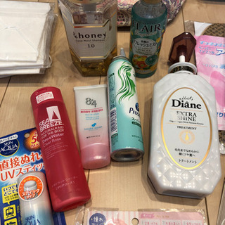 バッグ、ヘアアクセ、ボディケア用品などの画像