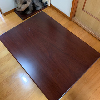 木のテーブル