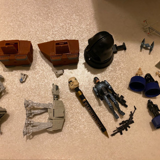 ケンタッキーのスターウォーズのおもちゃとボトルの画像