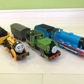 プラレール（たためるトーマス機関庫）＋レール＋電車（ゴードン・ルーク・ロケット）の画像