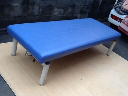 【1台入荷】手動昇降 マッサージベッド 高田ベッド製作所 無孔タイプ 施術台