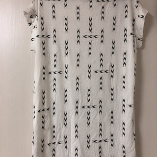 Tシャツ　袖なし　トップス