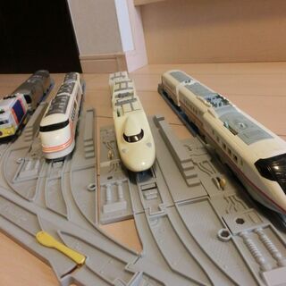 商談中⑰大量レイアウトセット　Wループ、車両基地、鉄橋、トンネル、踏切、車両4編成付　プラレールの画像