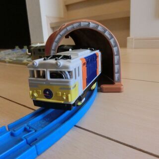 商談中⑰大量レイアウトセット　Wループ、車両基地、鉄橋、トンネル、踏切、車両4編成付　プラレールの画像