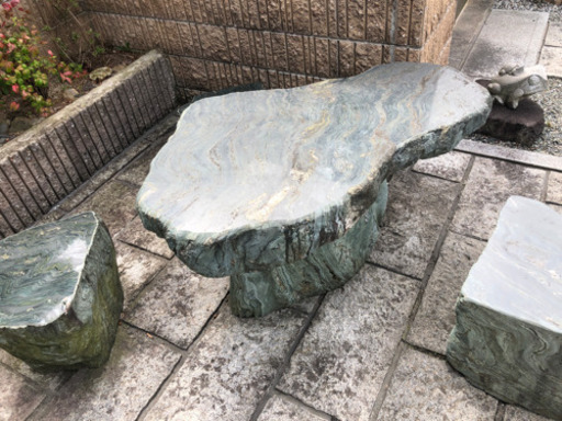 石のテーブル
