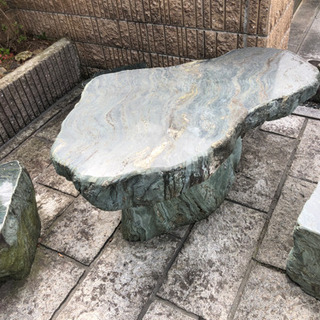 石のテーブル 石のテーブル