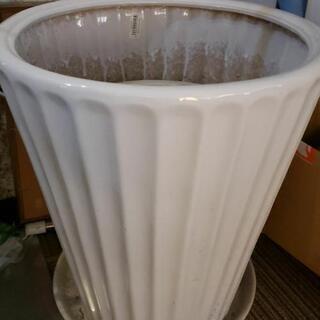 陶器で出来ている鉢カバーの画像