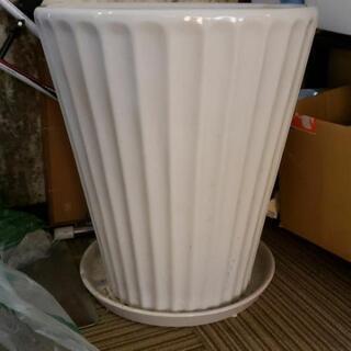 陶器で出来ている鉢カバーの画像