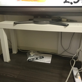 デスク、イス、サイドテーブル、テレビラックの画像