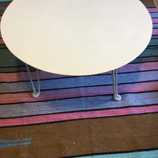 白テーブルの画像