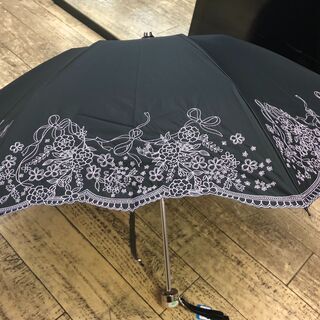 きまりました　美品　ニナリッチ　Nina Ricci　花柄　黒　日傘　サマーシールド　防水　折り畳み傘　刺繍の画像