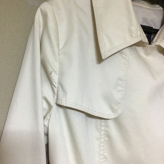 【差し上げます】SサイズDoux archives 春物トレンチコート、UNIQLOヒートテックシャツおまけ付きの画像