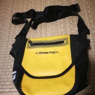 Stream Trail 防水ショルダーバッグ 1500円