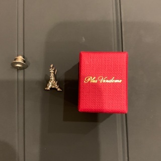 Plus Vendomeのピンバッジ