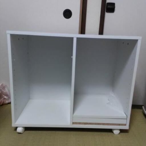 収納棚(2つあり、各1,000円)