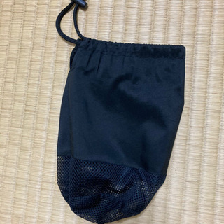 ユニクロ　ポケッタブルパーカー黒の画像