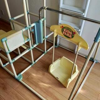 室内ジャングルジム、鉄棒、すべり台、ブランコの画像