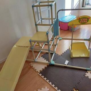 室内ジャングルジム、鉄棒、すべり台、ブランコの画像