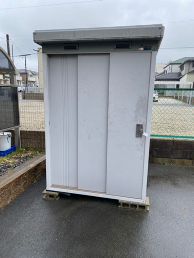 イナバ物置　約1.5m×1.5mサイズ　高さ約2m