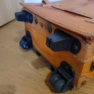 本革キャリーケース／スーツケースの画像