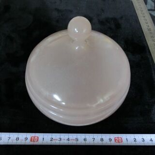 蓋付き器　　淡いピンク　　ガラス製　