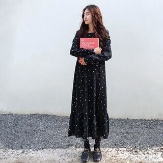 ドット柄　カジュアル　黒ドレスの画像