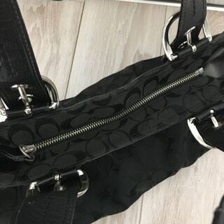 COACH黒シグネチャーバッグの画像