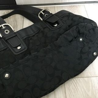 COACH黒シグネチャーバッグの画像