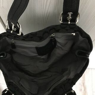 COACH黒シグネチャーバッグの画像