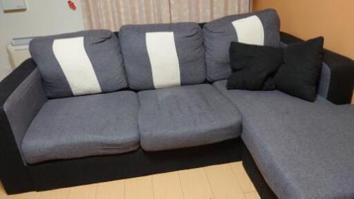グレーの3人掛けソファです。クッションは取り外しできます。