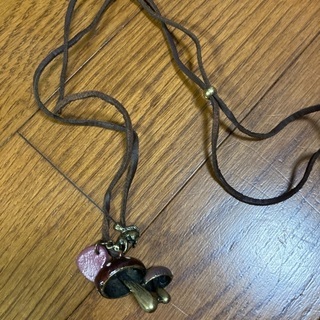きのことリスのネックレス