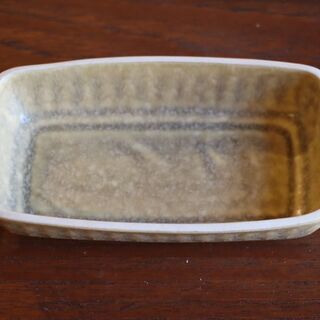 デンマークKronjyden(クロニーデン)社のJens H. Quistgaard(イェンス・クイストゴー)デザインRelief(レリーフ) スクエアプレート。木の葉の柄が愛らしいお皿は小物入れにもの画像