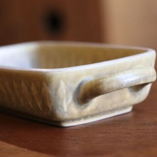 デンマークKronjyden(クロニーデン)社のJens H. Quistgaard(イェンス・クイストゴー)デザインRelief(レリーフ) スクエアプレート。木の葉の柄が愛らしいお皿は小物入れにもの画像