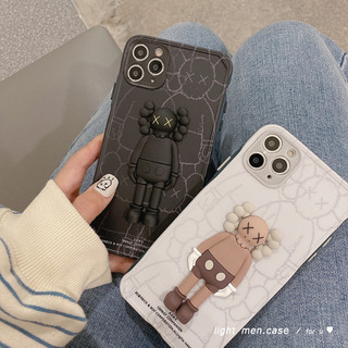 iPhone 12/12proケース KAWS 黒／白　JUN’...