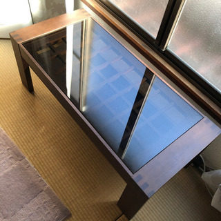 ガラス天板のローテーブル