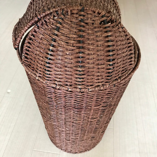 LOFTで購入。カゴのゴミ箱。