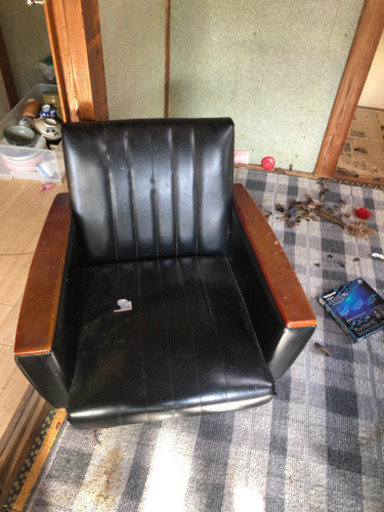 ソファー　一つ1000円明日までに来れる方