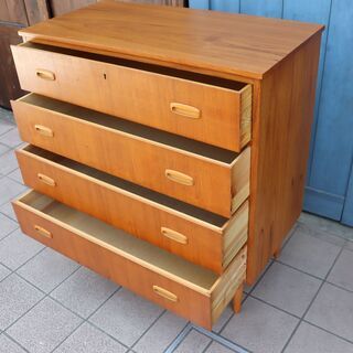 デンマークより入荷した、チーク材を使用した4段チェストです。北欧