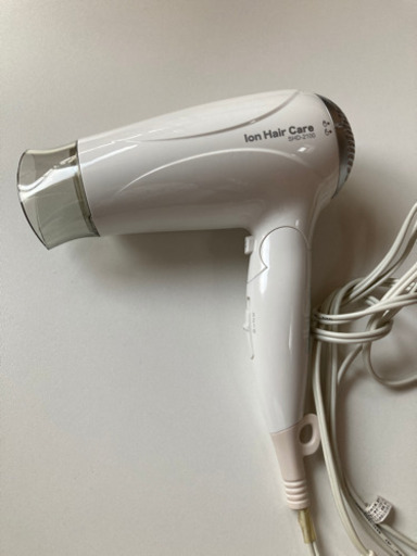 白いイオンドライヤー　イオンヘアケア
