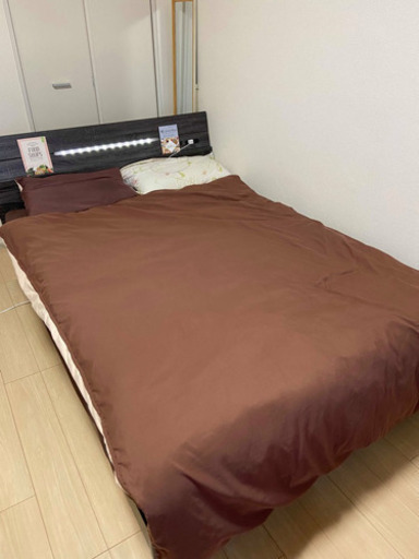 ダブルベッド　マットレス付き 組み立て可能です