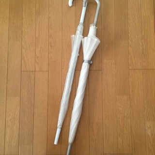 レースのカーテン2枚とビニール傘2本の画像