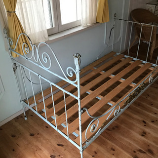 フレンチアンティーク アイアンベッド　シングルの画像