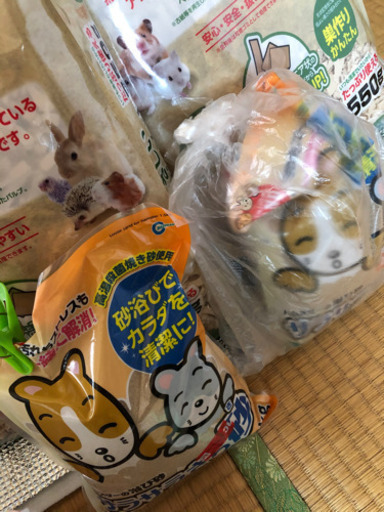 ハムスター　ケージ　エサ　オヤツ　床材