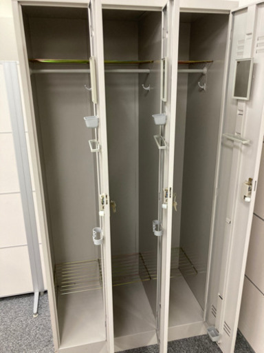 3人用　鏡・鍵付　イトーキ　ロッカー 900mm(W) x 514mm(D) x 1790mm(H) スチール製