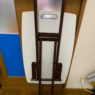 折りたたみのテーブル