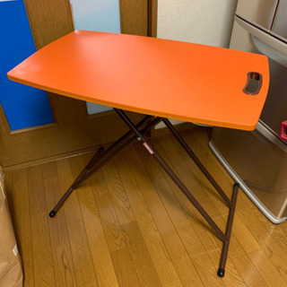 折りたたみのテーブルの画像