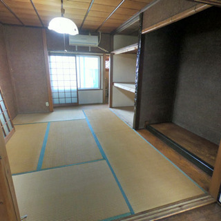 【入居者さん、決まりました！】2階建ての一軒家・キッチンにガスコック多数・ベランダあり・風呂なし・一部に雨漏りあり - 不動産