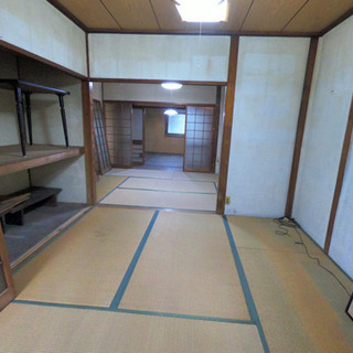 【入居者さん、決まりました！】2階建ての一軒家・キッチンにガスコック多数・ベランダあり・風呂なし・一部に雨漏りあり − 兵庫県