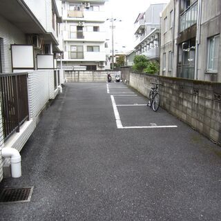 出入口シャッター付、アスファルト舗装済、原付専用駐車場です。
